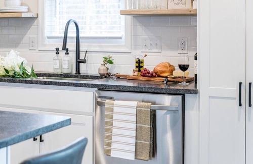 Madison Heights Apartment | The Madison, 5 Minutes to Downtown, Firepit and Deck!