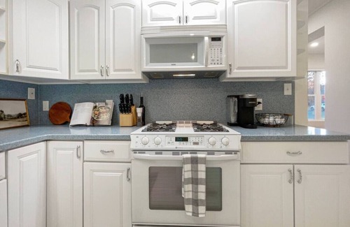 Baker City Apartment | The Madison - Downtown with Hot Tub!