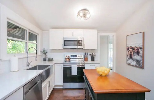 East Nashville Cottage | The Magnolia Cottage * Walk to 5 Points*Large Deck