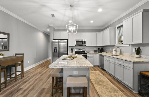 Long Beach Apartment | The Magnolia Downtown 2/2 Sleeps 6 Town Green View