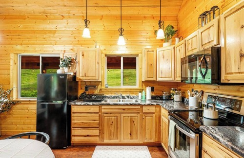Banner House | The Magpie Cabin - it's adorable & close to town!