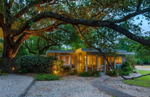 Biloxi House | The Main Suite - near Beach and close to Downtown - the perfect location!