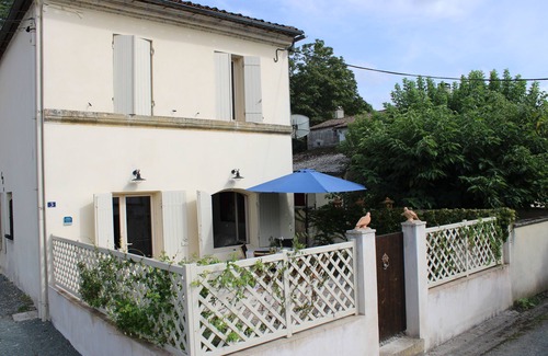 Saint-Seurin-de-Prats House | The Maison de la Fontaine is located just a few dozen meters from the Dordogne River.