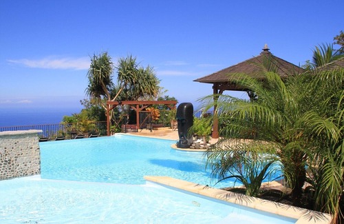 Piton Saint-Leu Apartment | The Maloya **** Beautiful T2 with garden, accessibility PMR, pool & spa