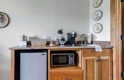 Fredericksburg Cabin | The Manor Haus at Messina Hof Hill Country Winery-Messina Haus