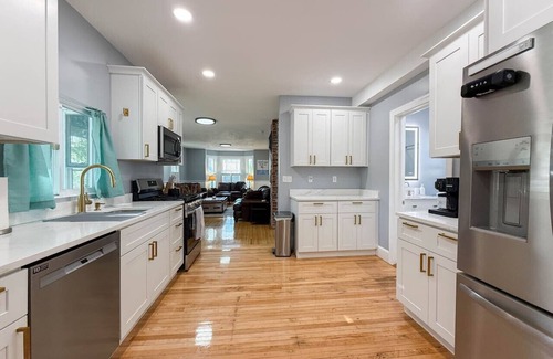 Conway House | The Manor on Main | Hot Tub, Pond Access, 5 Bedrms
