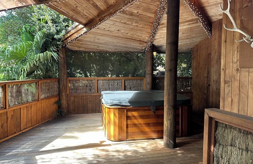 Waipahihi House | The Manor - Spa, Sauna, Trampoline and Huge Grounds