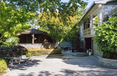 Waipahihi House | The Manor - Spa, Sauna, Trampoline and Huge Grounds