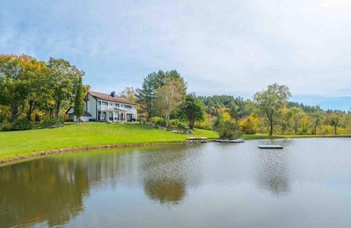 West Dover House | The Manor-Stunning Modern Farmhouse with Hot Tub