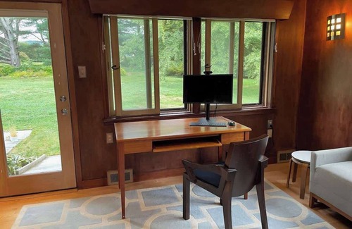 Lenox House | The Maple House - Modern Retreat Near Town