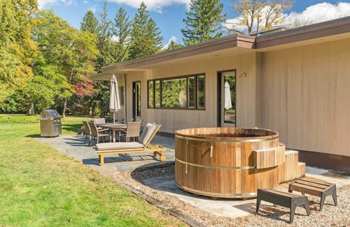 Lenox House | The Maple House - Modern Retreat Near Town