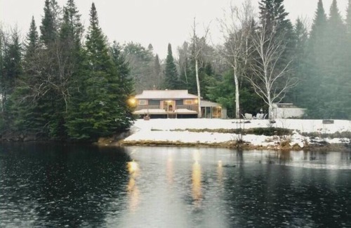 Huntsville House | The Mara Waterfront Cottage, Muskokan