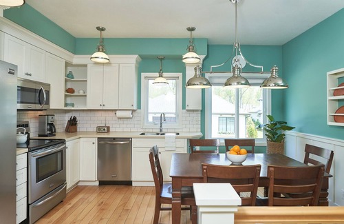 Holland Ski Chalet | "The Marblehead" Luxury Townhome, Pool, Hot Tub, Golf Membership, Near Lake and Beaches