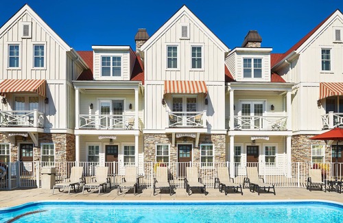 Holland Ski Chalet | "The Marblehead" Luxury Townhome, Pool, Hot Tub, Golf Membership, Near Lake and Beaches