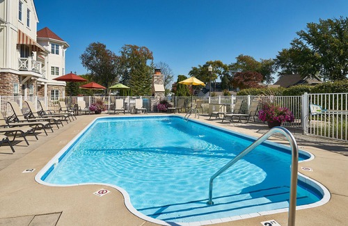 Holland Ski Chalet | "The Marblehead" Luxury Townhome, Pool, Hot Tub, Golf Membership, Near Lake and Beaches