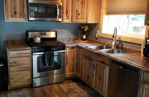 Talkeetna House | The Marlin House – Cozy King Suite Cabin in Talkeetna