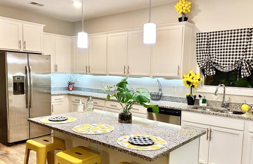 Clarksville House | The Marvel 5 bedrms w/Cinema+Study~Sleeps 12