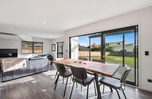 Motuoapa House | The Marvel of Motuoapa - Modern Holiday Home