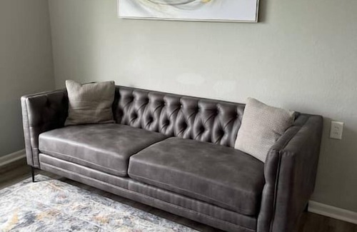 Hamilton Apartment | The Mary Lou - Entire 2 Bedroom Apt in Quilt Town, USA