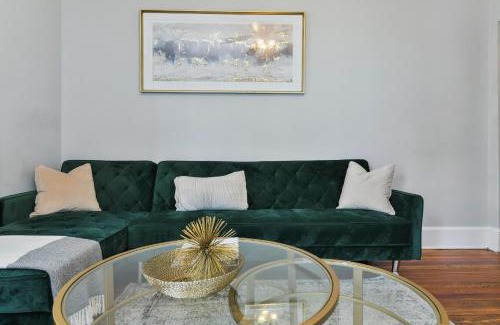 Chelsea Apartment | The Maverick Downstairs - Lux Apartment - Free Parking - 2 Miles From Airport & Downtown Boston