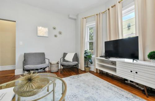 Chelsea Apartment | The Maverick Downstairs - Lux Apartment - Free Parking - 2 Miles From Airport & Downtown Boston