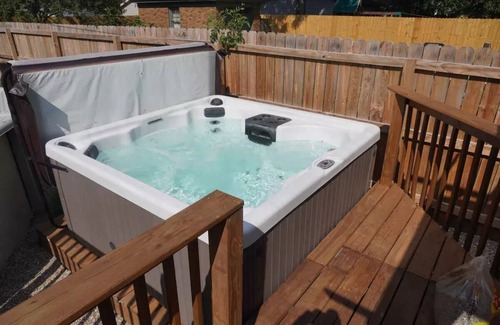 South Bend House | The McKinley House-Walk to ND, Pool, Hot Tub Apple TV & Music