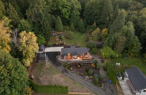 Shelton House | The Meadow on Hammersley Sauna, Spa & Waterviews