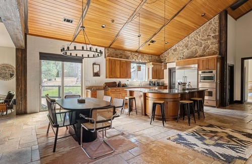 Meadowbrook Estates House | The Meadowbrook. Luxury. Games. BBQ. Huge private Back yard