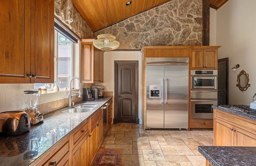 Meadowbrook Estates House | The Meadowbrook. Luxury. Games. BBQ. Huge private Back yard