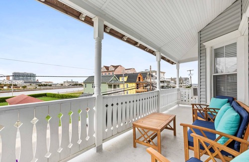 Ocean Grove House | The Melrose, Room 1A- Queen Bed & Bath: Romantic Getaway, Steps from the Beach,