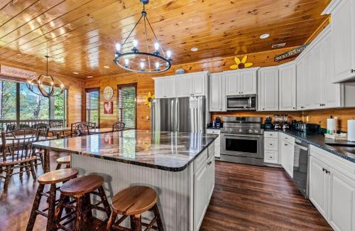 Gatlinburg House | The Mighty Crabapple Manor by Stony Brook Cabins