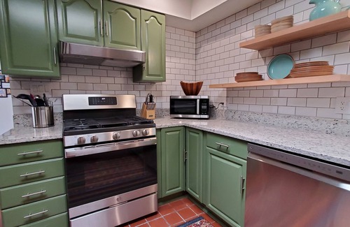 Miramonte House | The Miramonte - Walking Distance to UofA - Well Appointed & Spacious with Pool