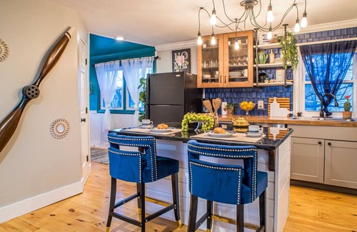 Huntsville House | The Modern Downtown Hub - Small Private Home