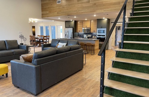 Glenwood House | The Modern: Hammock + Ping Pong + CornHole
