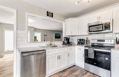 Quinton Apartment | The Modern Mile High: Aviator`s Lookout in Quinton