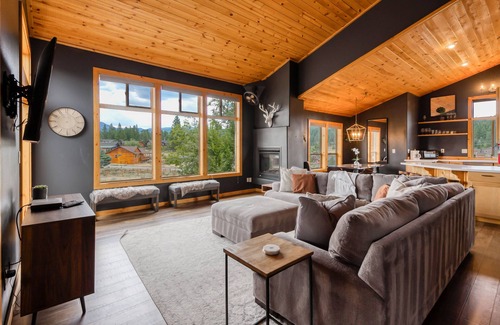 Truckee House | The Modern Moose Lodge | House in Truckee with a chef's kitchen and hot tub