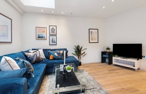 Angel Apartment | The Modern Nest: Chic 2BR Oasis in the City