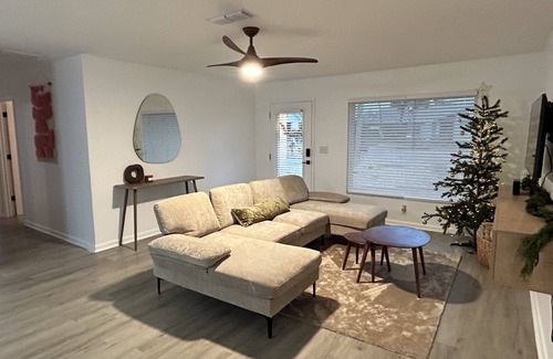 Laurel House | The Modern Oasis 3/2 with screened & heated pool, 0.5 to Nokomis Beach