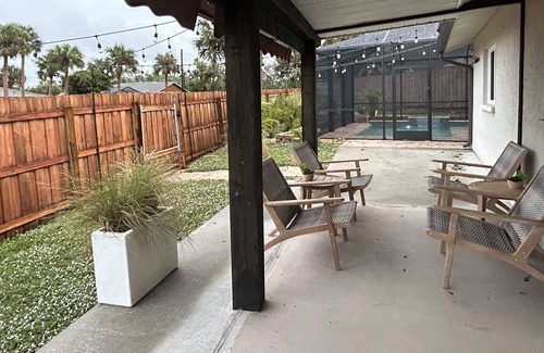 Laurel House | The Modern Oasis 3/2 with screened & heated pool, 0.5 to Nokomis Beach