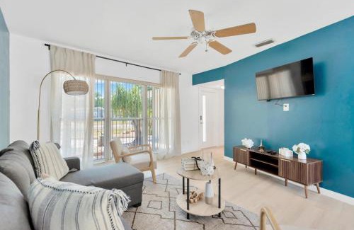 Bearss Plaza House | The Modern Palms few mins from Downtown Tampa Ybor city