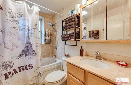 Washington Park Condo | The Modern Wing: King Bed in Quiet and Safe Condo by McCormick Place and Midway!