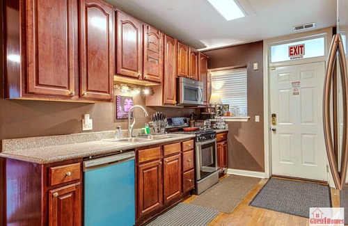 Washington Park Condo | The Modern Wing: King Bed in Quiet and Safe Condo by McCormick Place and Midway!