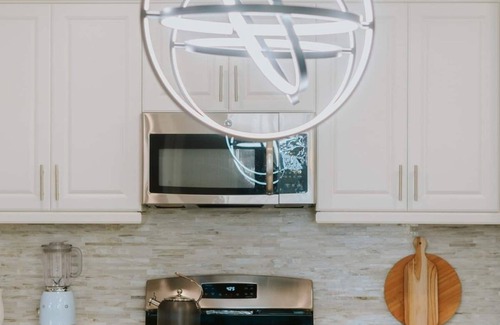 Indio House | The Monroe~2.5 Mi to Festivals, 5Bd 3 Bth, Amazing Pool & Backyard! Indoor Gym w A/C! Games! EV Char