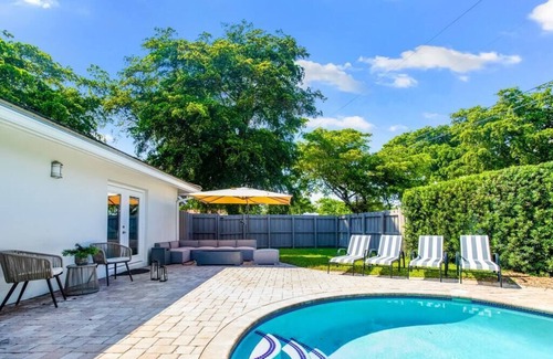 Hollywood House | The Monroe Villa, Pool & King Beds