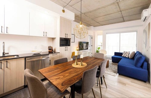 Saint-Roch Apartment | The Montcalm | 2 Parking | Pool and BBQ | AC