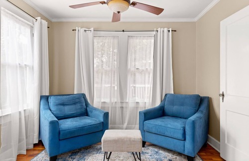 Canyon Lake Cottage | The Montview Cottage with Private Hot Tub & King Bed