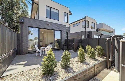 Moorabbin House | The Moorabbin Townhouse - Comfortable & Accessible