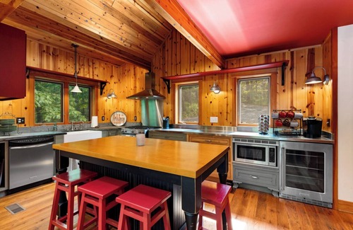 Pedlars Edge Ski Chalet | The Moose Lodge-Hot Tub/Game Room/Fire Pit/Grill/Walk to Slopes-0.7mi to Lodge