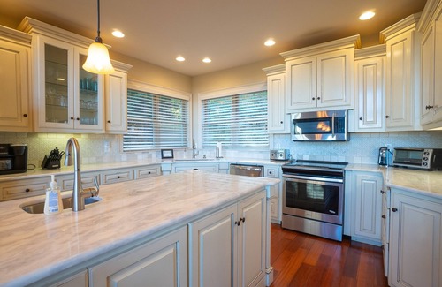 Helen House | The Mount Yonah Castle, Spectacular Mountain Views, Hot Tub, Pet Friendly