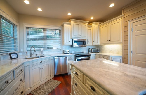 Helen House | The Mount Yonah Castle, Spectacular Mountain Views, Hot Tub, Pet Friendly
